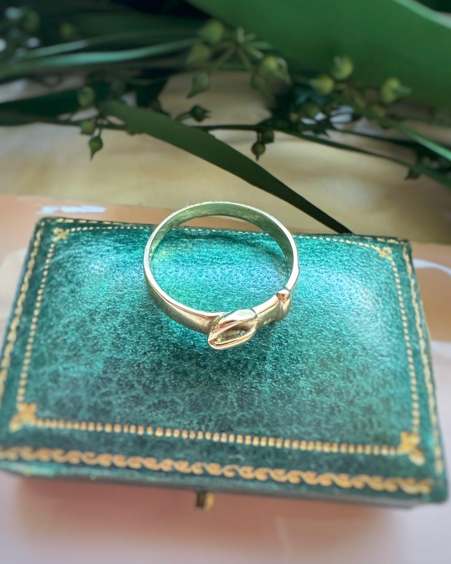 Vintage Glowing Buckle Ring
