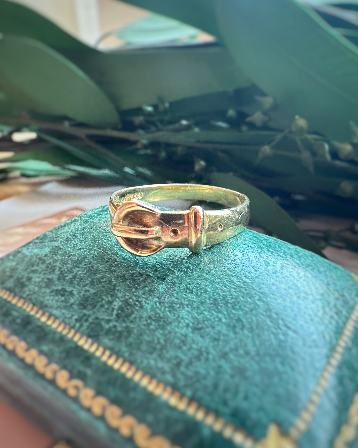 Vintage Glowing Buckle Ring