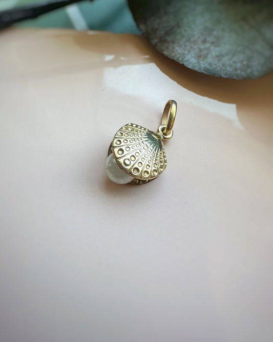 Vintage Clamshell Pendant