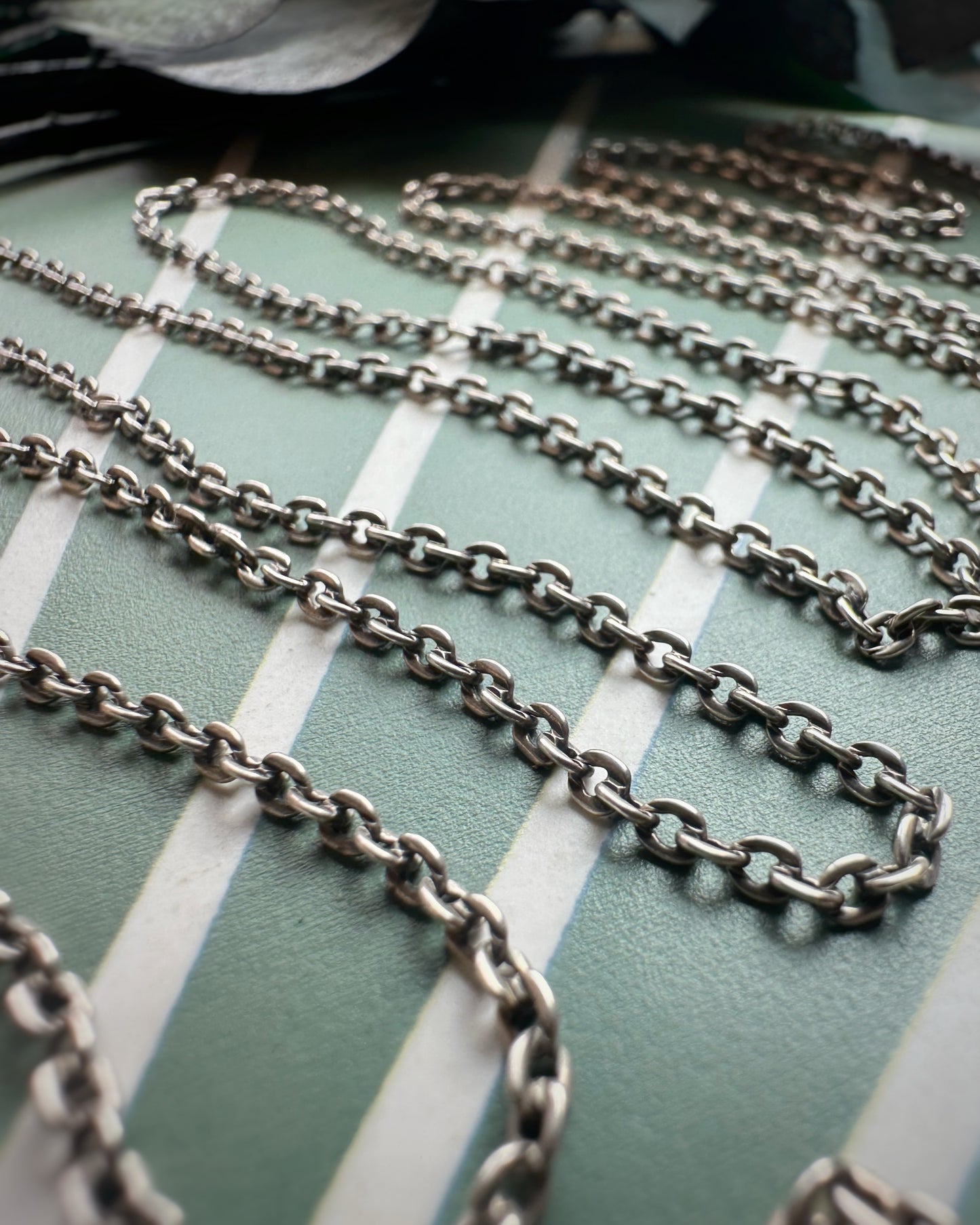 Antique Flat-Facet Cable Link Long Guard (62")