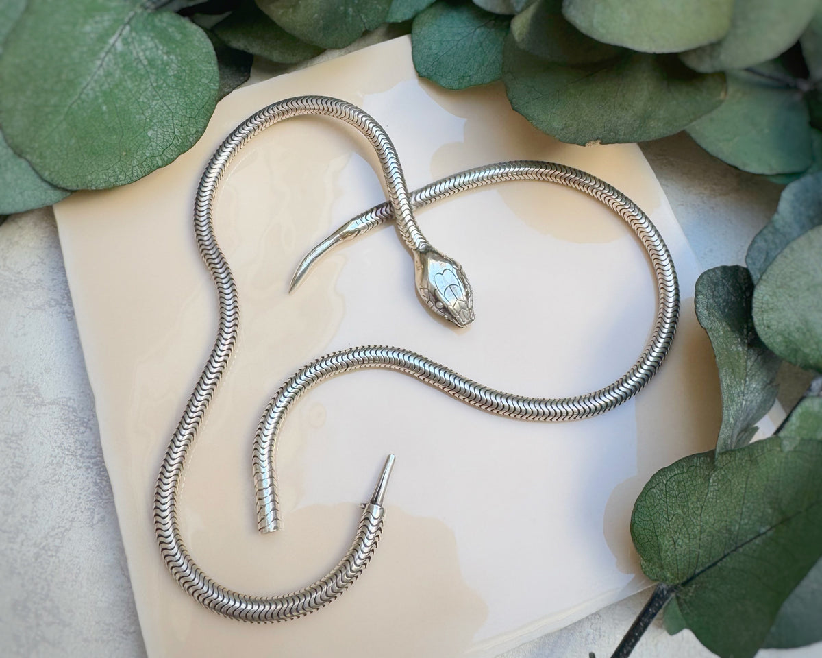 Articulated Snake Chain with Integrated Latch Closure