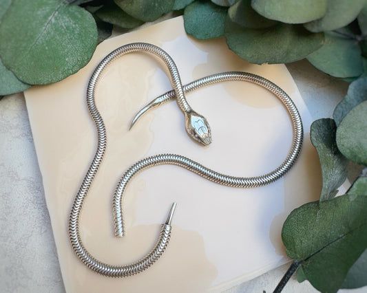 Articulated Snake Chain with Integrated Latch Closure
