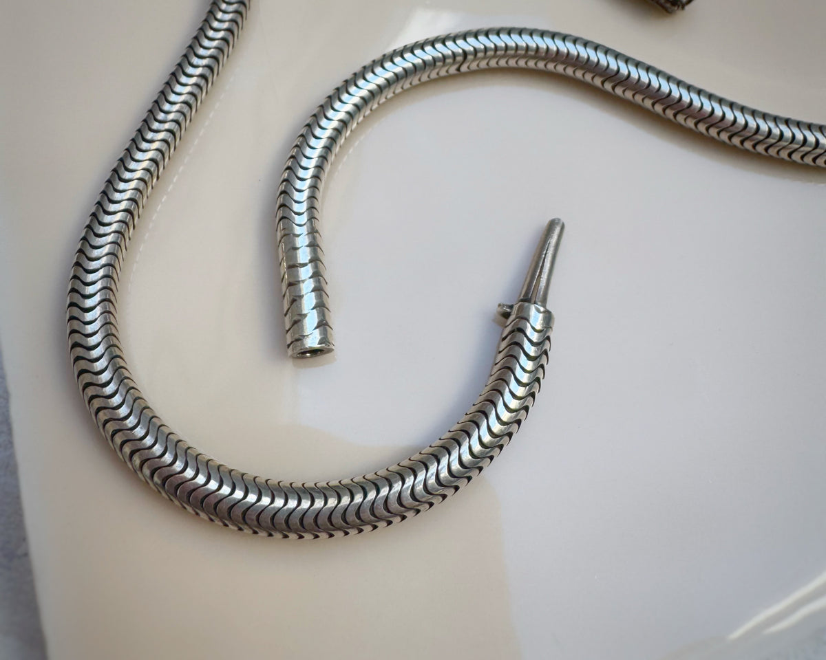 Articulated Snake Chain with Integrated Latch Closure