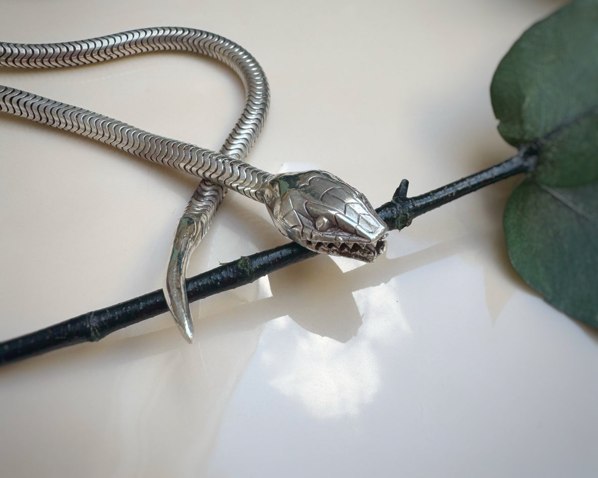 Articulated Snake Chain with Integrated Latch Closure