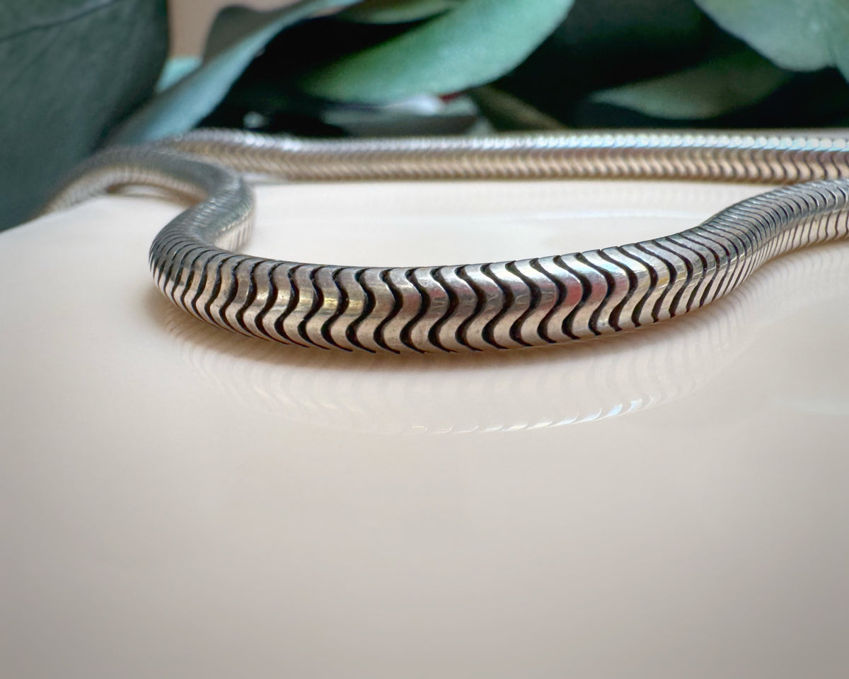 Articulated Snake Chain with Integrated Latch Closure