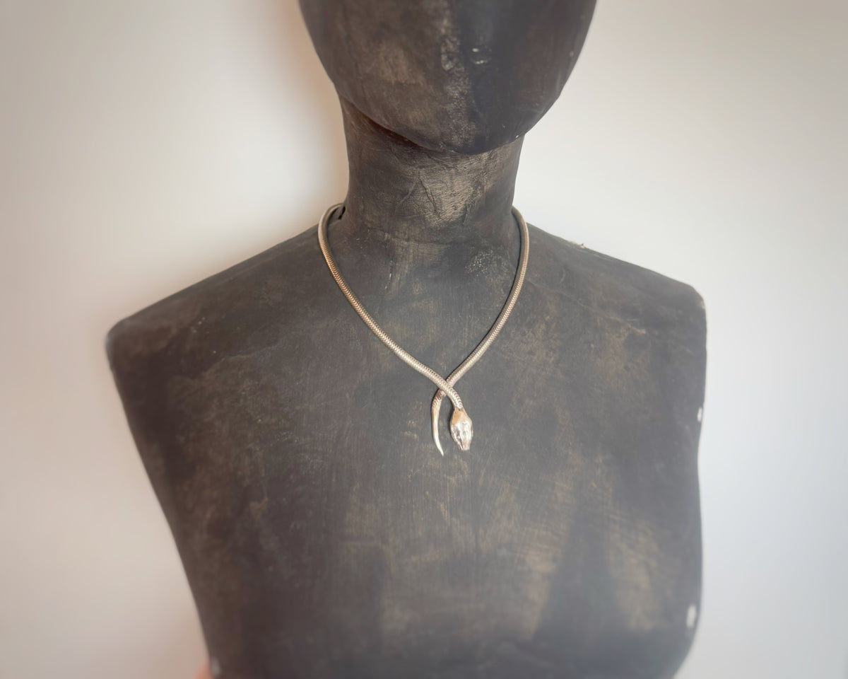 Articulated Snake Chain with Integrated Latch Closure