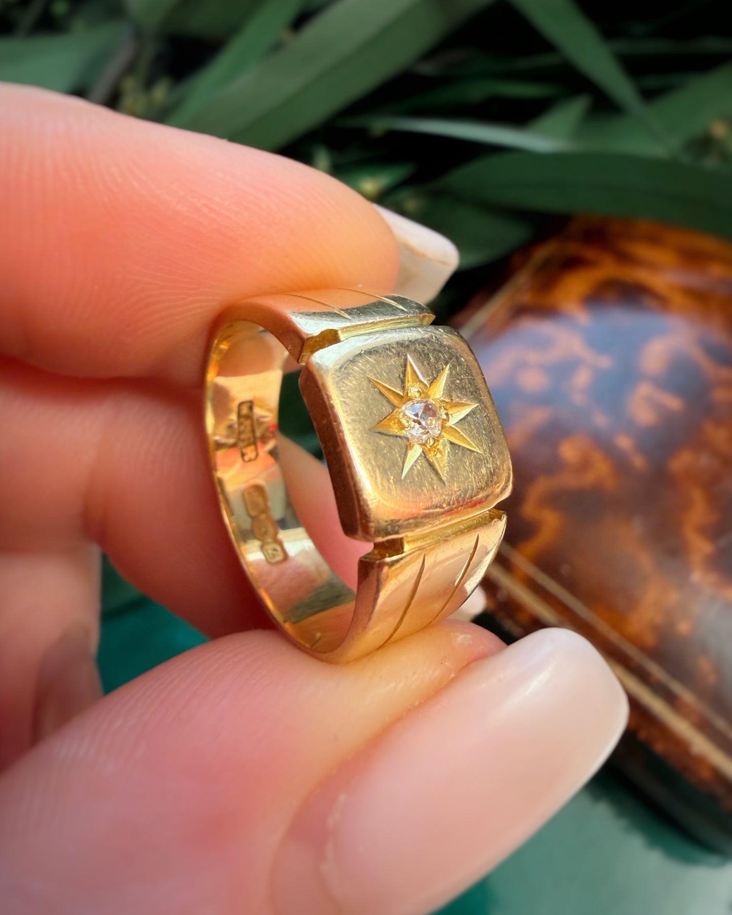 Antique Starburst Signet Cigar (M / 6.25)